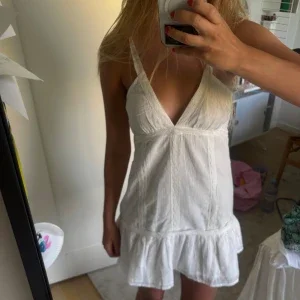 Vit kort sommarklänning från bikbok OANVÄND