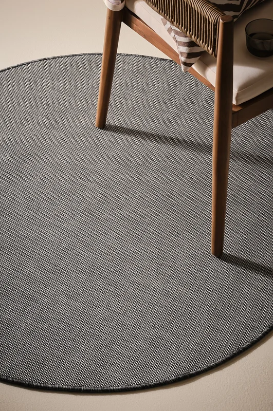 Jotex - Rund Udendørs Tæppe ø 120 Cm Polypropylen Sort Ensfarvet PETRA Køb Udendørstæpper hos Jotex