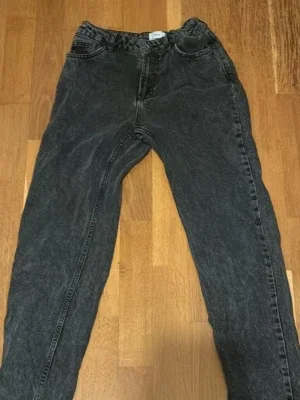 Svarta mom jeans från Grunt