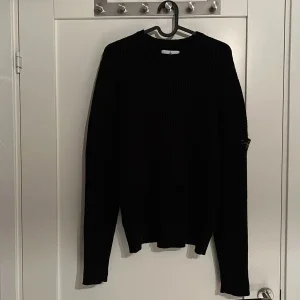 Svart stickad tröja från Stone Island
