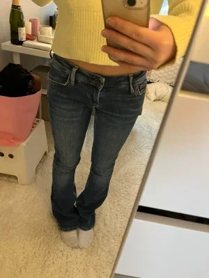 Mörkblå bootcut jeans med låg midja