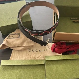 Svart Gucci belt, snake