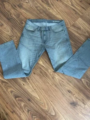 Grå jeans