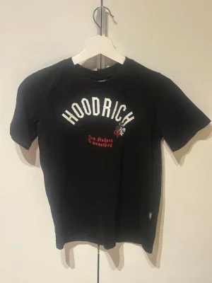 Svart HOODRICH t-shirt med tryck 12-13år