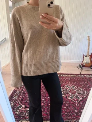 Beige stickad tröja från &Otherstories
