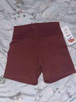 Bruna högmidjade bikershorts från Berska