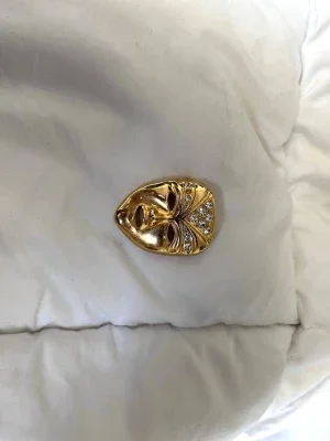 Guldig maskeradmask broche med strass