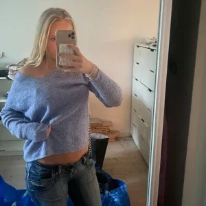 Ljuslila / pastell blå stickad offshoulder-tröja