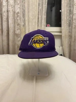Lila Lakers keps från New Era