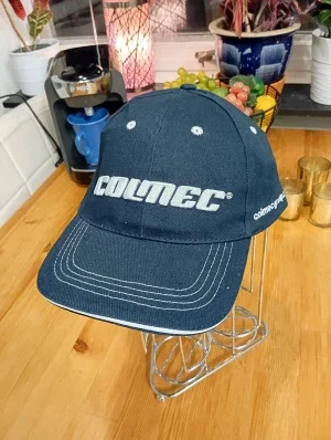 Mörkblå Colmec keps med brodyr