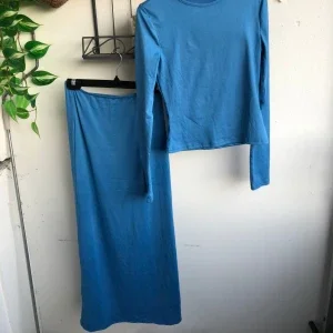 Ett blå sett med en lång kjol och en långärmad tröja från zara