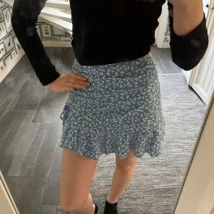 Blå blommig kjol