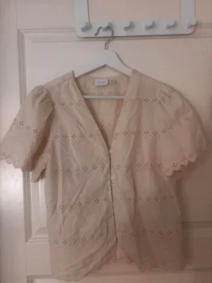Beige blus med broderi från Vila
