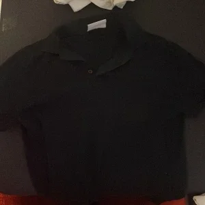 Mörkblå pikétröja från Bruun & Stengade