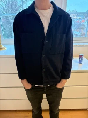 Svart overshirt från Riley i ull