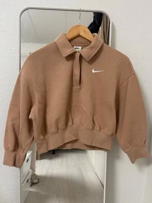 Beige cropped sweatshirt från Nike