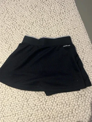 Svarta Adidas skorts med reflexdetalj