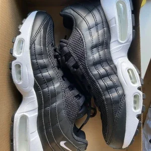 Nike Air Max i svart och vit (W AIR MAX 95 Nike sportswear sneakers)