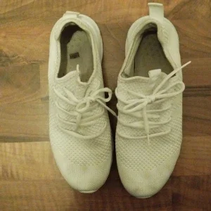 Vita sneakers med stickad ovandel