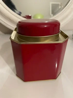 Röd plåtburk med lock