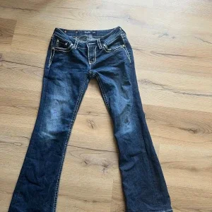 Mörkblå Miss Me jeans med bootcut