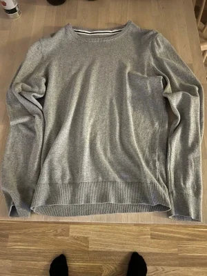 Två basic tröjor i grått och marinblått