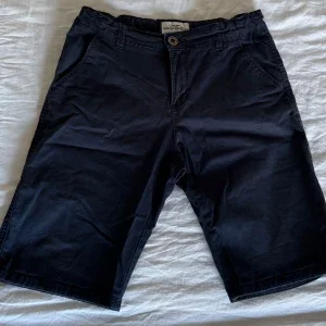 Mörkblå shorts från Hampton Republic