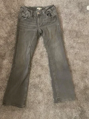 Grå bootcut jeans