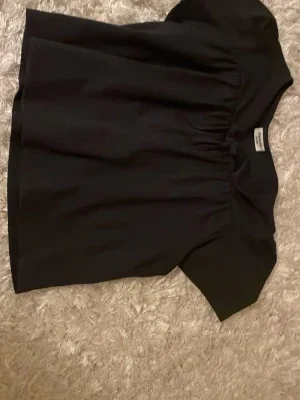 Marin blå blus från Kappahl
