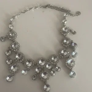 Glittrigt halsband med stora stenar