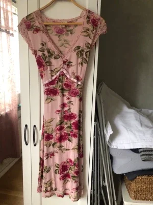En blommönstrad Midsommarklänning i rosa toner
