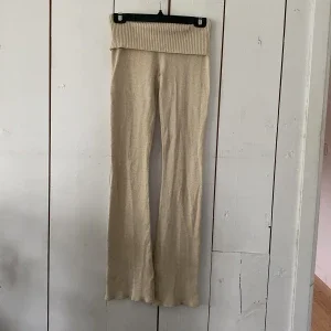 Beiga stickade byxor från Gina Tricot
