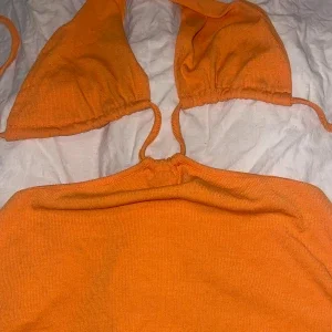 Orange klänning med och snörning