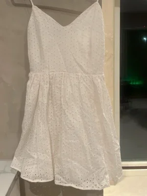 Vit kort klänning från H&M