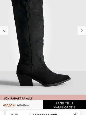 Svarta höga cowboy boots i mockaimitation