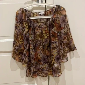 Fin blus blommig blus