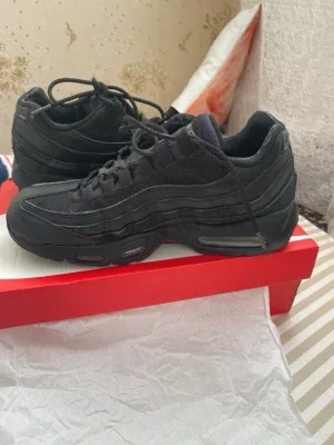 Nike Air Max 95 helsvarta sneakers