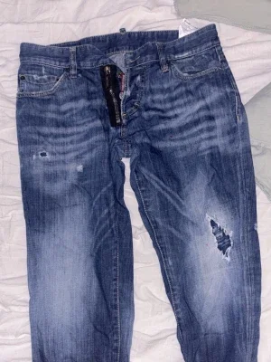äkta dsquared jeans, Blå slitna jeans med hål