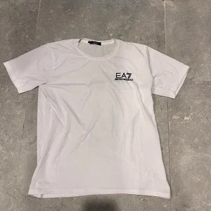 Vit EA7 t-shirt