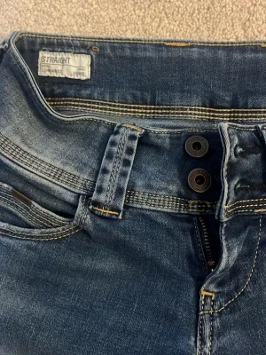 Blå straight jeans med låg midja
