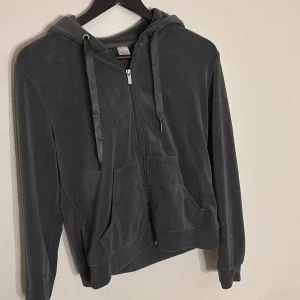 Mörkgrå hoodie i velour från Gina Tricot