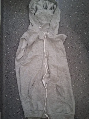 Grå ärmlös hoodie med dragkedja