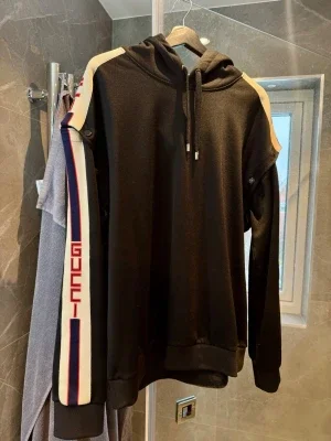 Svart hoodie från Gucci med ränder