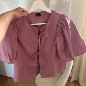 Rosa blus från Gina