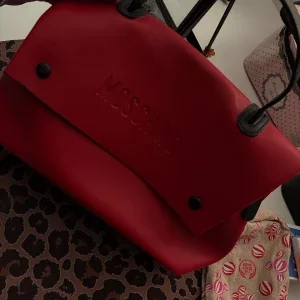 Röd handväska från Moschino i skinn