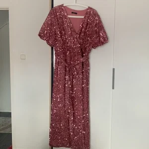 Rosa paljettklänning från SHEIN