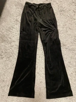Supermysiga velour byxor från Gina Tricot