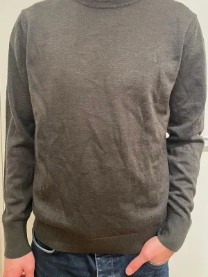 Mörkgrå stickad tröja från Bruun & Stengade