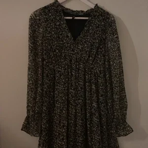 Blommig långärmad klänning Vero Moda