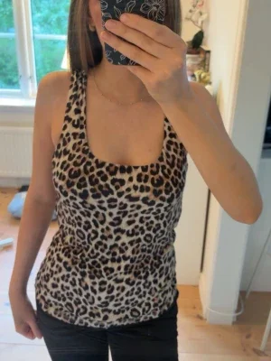 Leopard mönstrat linne